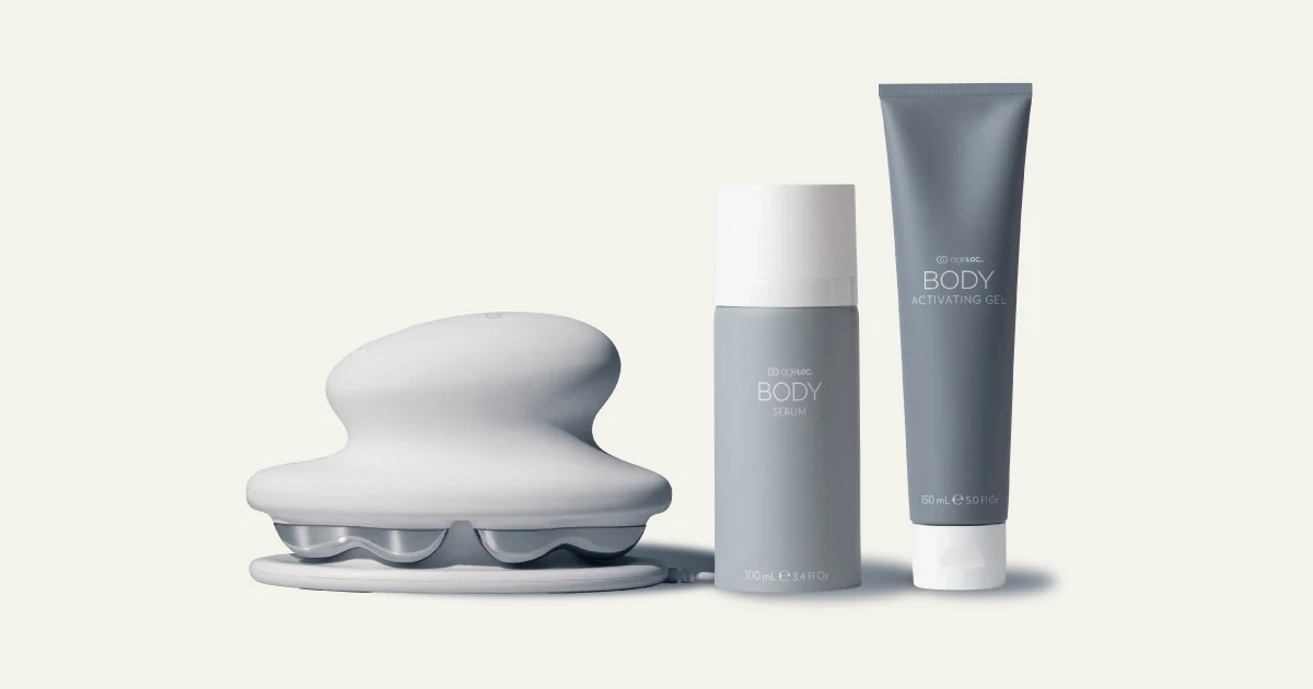 Perangkat ageLOC WellSpa iO, botol Body Serum, dan tabung Body Activating Gel pada latar krem